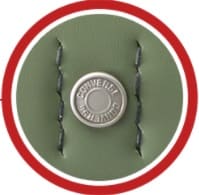 コンバース モノクロームのカブセの鋲にはコンバースと刻印されている